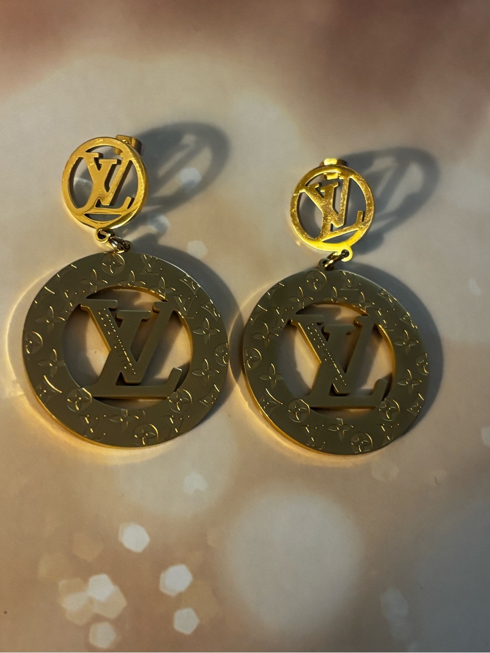 Brand New ! Gold Monogram Circle Drop Earrings - Picture 4 of 4